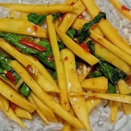 ข้าวผัดกระเพราหน่อไม้