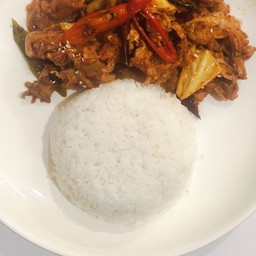 กิมจิผัดหมูสามชั้น เสริฟพร้อมข้าว