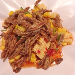 ยำข้าวโพดปลากรอบ