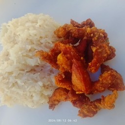 ข้าวเหนียวหมูแดงทอดกระเทียม