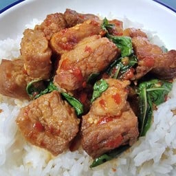 ข้าวกะเพราหมูสามชั้นทอดน้ำปลา