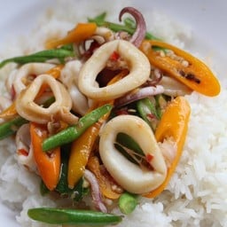 ปลาหมึกผัดพริกเหลือง