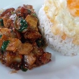 กระเพราหมูกรอบ