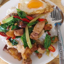 คะน้าหมูกรอบ(ราคาไม่รวมไข่ดาว)