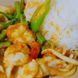 เครื่องแกงทะเลราดข้าว