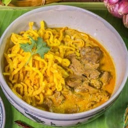 Coffee leaf by ข้าวซอยบ้านอาจารย์ อยู่ในร้านข้าวซอยเจ้า