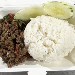 กะเพราเนื้อสับราดข้าว