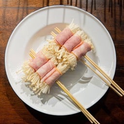 เบคอนพันเห็ดเข็มทอง