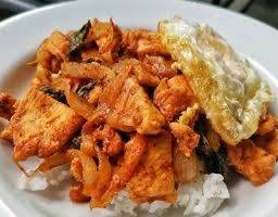 ผัดพริกเผาไก่ราดข้าว