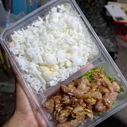 ข้าวหมูทอดกระเทียม