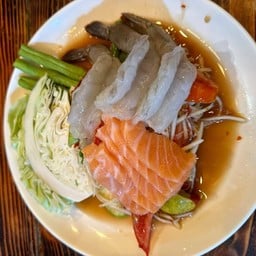 ส้มตำแซลมอนกุ้งสด