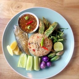 ข้าวผัดน้ำพริกกะปิใต้ไข่ชะอม ปลาทู