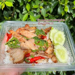 ข้าวกระเพราคอหมูย่าง