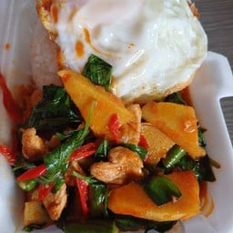 ผัดพริกแกงหมูไข่ดาว