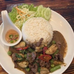 ข้าวแกงเขียวหวานเนื้อ