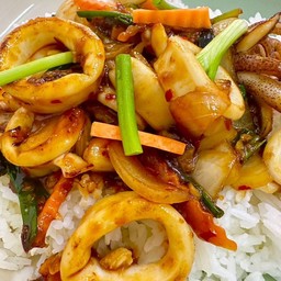 หมึกผัดน้ำพริกเผาราดข้าว