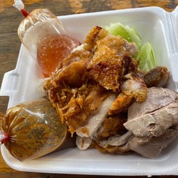 ข้าวมันไก่ทอด+หมูกรอบ+ตับ