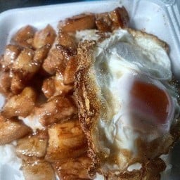 ข้าวหมูสามชั้นทอดกระเทียม