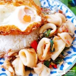 กระเพราปลาหมึกไข่ดาว