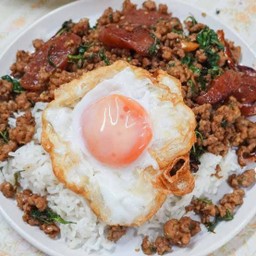 ข้าวกระเพรากุนเชียง หมูสับผัดพริกแห้ง+ไข่ดาว
