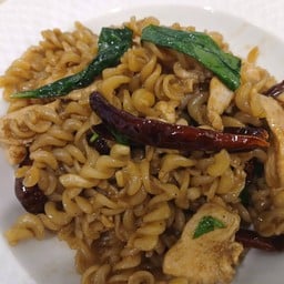 พาสต้าผัดพริกแห้งไก่ชิ้น