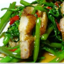 ผักบุ้งหมูกรอบ