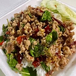 กระเพราหมูสับราดข้าว