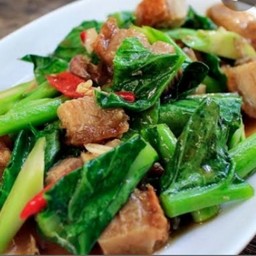 คะน้าหมูกรอบ