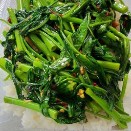 ผัดผักบุ้งไฟแดงราดข้า