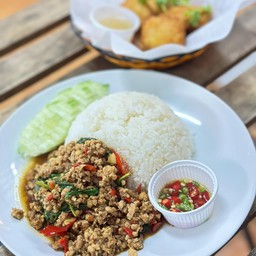 กะเพราหมูสับราดข้าว