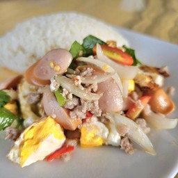 ข้าว ยำไข่ดาวหมูสับ+ไส้กรอก