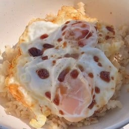 ข้าวไข่ดาว  (  ไ่ข่ดาว 2 ฟอง )