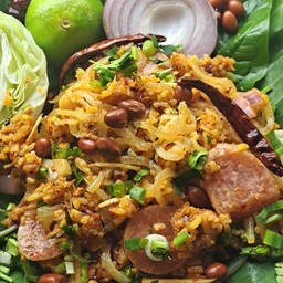 ยำแหนมข้าวทอดรสเด็ด ตลาดลาซาล