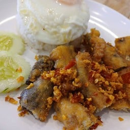 ข้าวปลาไข่ผัดพริกเกลือ