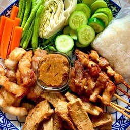เซ็ทหมูปลาร้าสี่สหาย (หมูปลาร้า 6 ไม้+สามชั้นทอด+หมูยอทอด ลูกชิ้นระเบิด7ลูก ไส้กรอกแดง 7 ลูกข้าวเหนียว 2 ห่อ + แจ่วปลาร้าพร้อมชุดผัก
