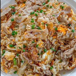 ข้าวผัดหมูสามชั้นสไลด์