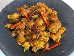 คั่วกลิ้งหมูกรอบ (ราดข้าว)