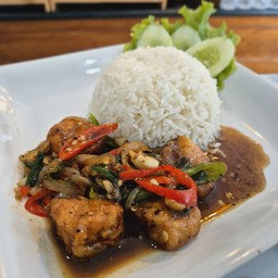 ข้าวปลากระพงทอดพริกไทยดำ