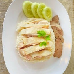 ข้าวมันไก่บ้านแม่ ( เจ สเปซ สันทราย ) ข้าวนุ่ม ไก่นุ่ม น้ำจิ้มรสเด็ด
