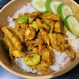 ผัดพริกแกงไก่ใส่สะตอ