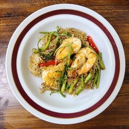 เส้นหมี่ผัดกระเฉดกุ้ง
