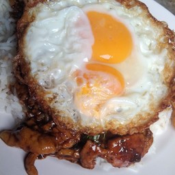 กระเพราหมูชิ้น+ไข่แฝด