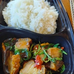 กะเพราหมูกรอบราดข้าว