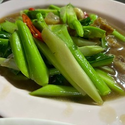 คะน้าผัดหมูกรอบ