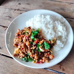 กะเพราหมูสับ ฟรี ไข่ดาว 1 ฟอง