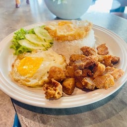 ข้าวสามชั้นทอดน้ำปลา