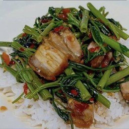 ผักบุ้งหมูกรอบราดข้าว