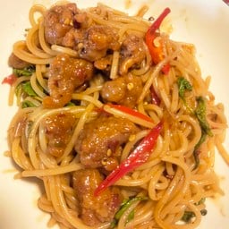 สปาเก็ตตี้กระเพราไก่กรอบ