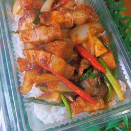 ผัดพริกเผาหมูกรอบราดข้าว