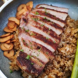 ข้าวผัดกระเทียมพอร์คช็อพ